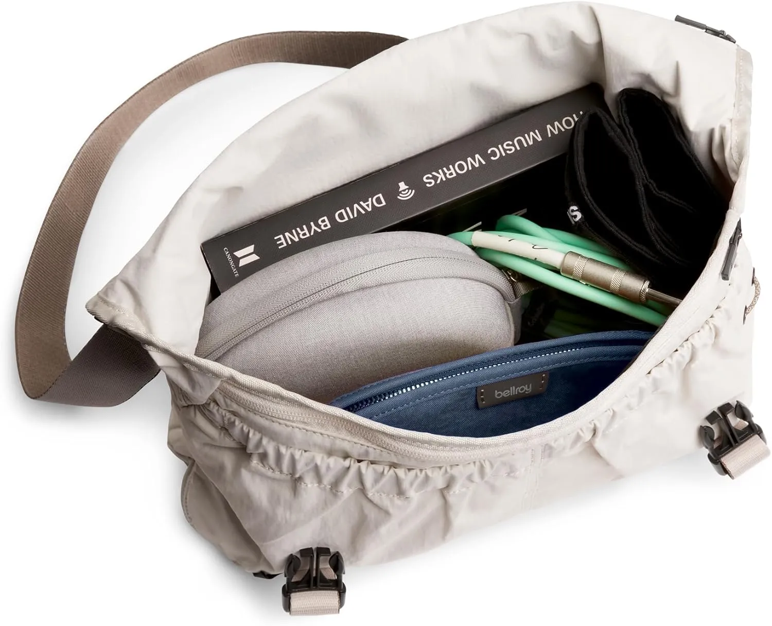 Bellroy Cinch Messenger (12 liter lightweight shoulder bag, water-resistant fabric, effortless organization) - Oat