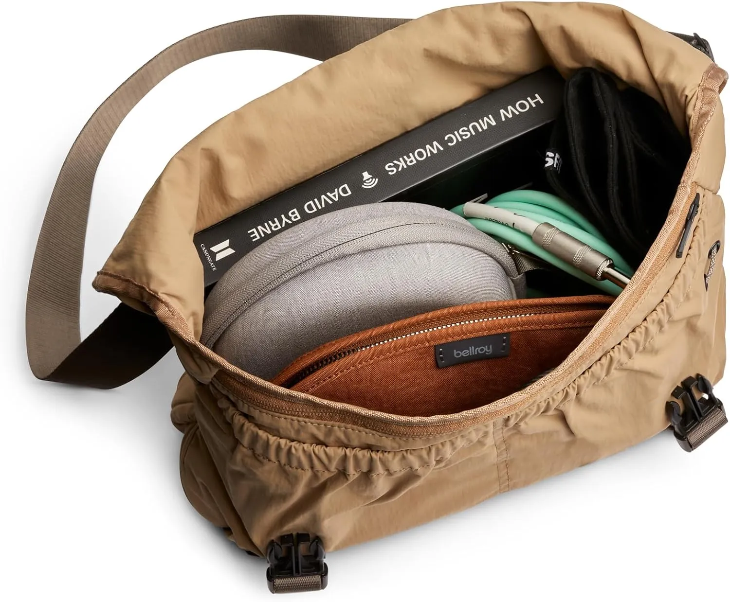 Bellroy Cinch Messenger (12 liter lightweight shoulder bag, water-resistant fabric, effortless organization) - SandDune