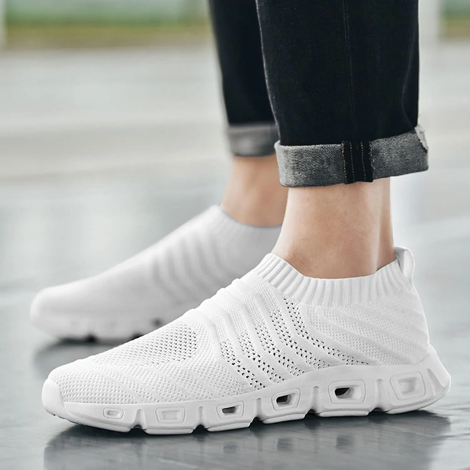 Men Sports Shoes Spring and Summer Fashionable New Pattern Breathable Mesh Sneaker Rack for Men Bedroom Shoes